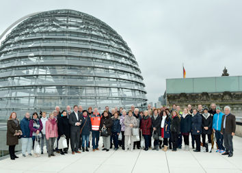 Gruppenbild auf dem Dach des Deutschen Bundestags. © Bundesregierung / Volker Schneider