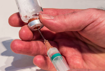 Langfristig sind Impfungen die einzige Möglichkeit, die Pandemie in den Griff zu bekommen. 