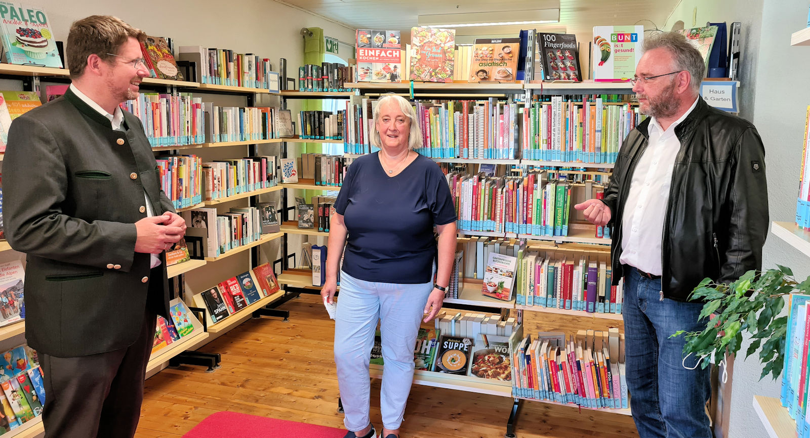 Stephan Stracke gratulierte Büchereileiterin Erna Waibel und Bürgermeister Lars Leveringhaus zur Bundesförderung für die Gemeindebücherei. 
