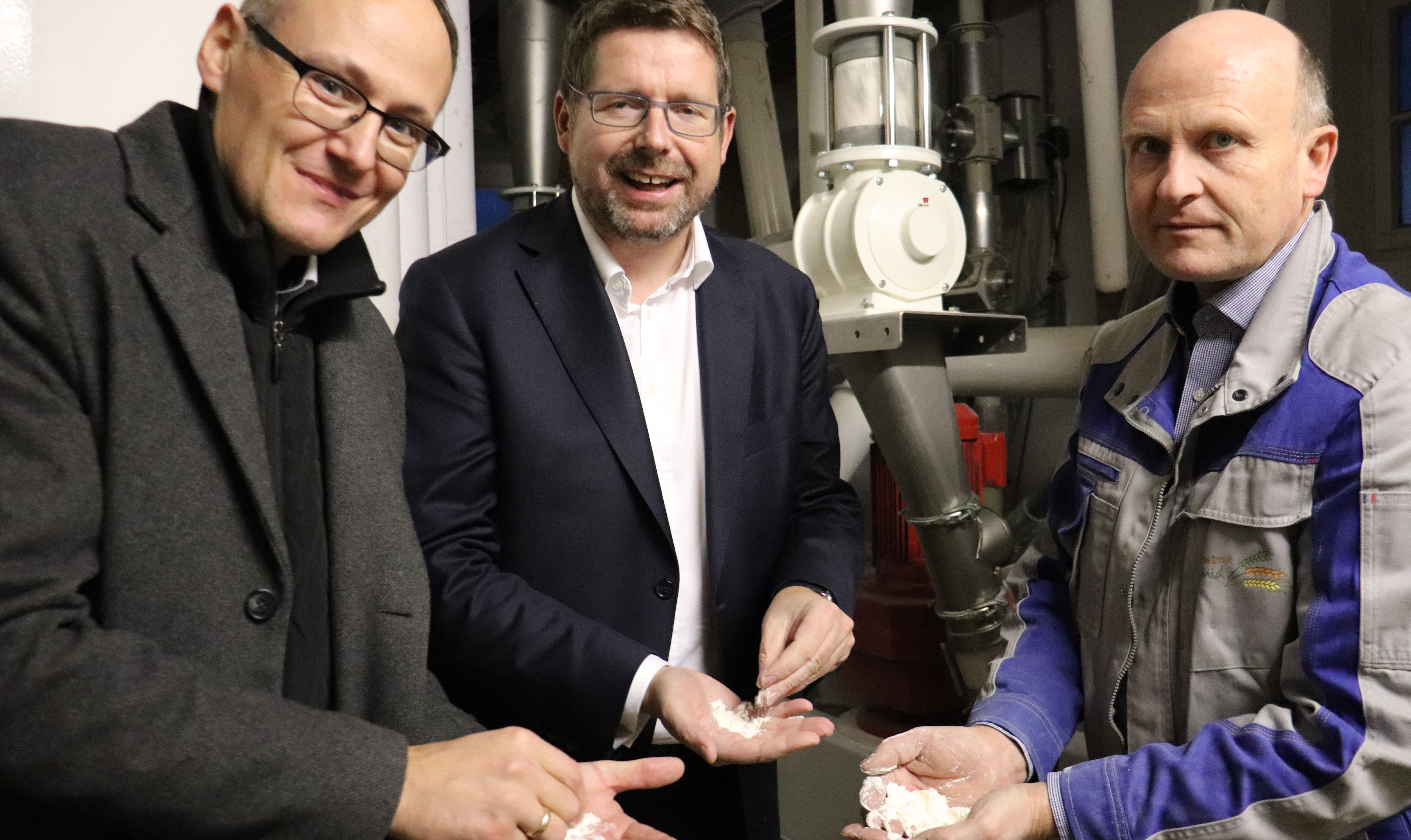 Dr. Josef Rampl und Stephan Stracke beim Mühlenrundgang mit Müllermeister Anton Schmid. 