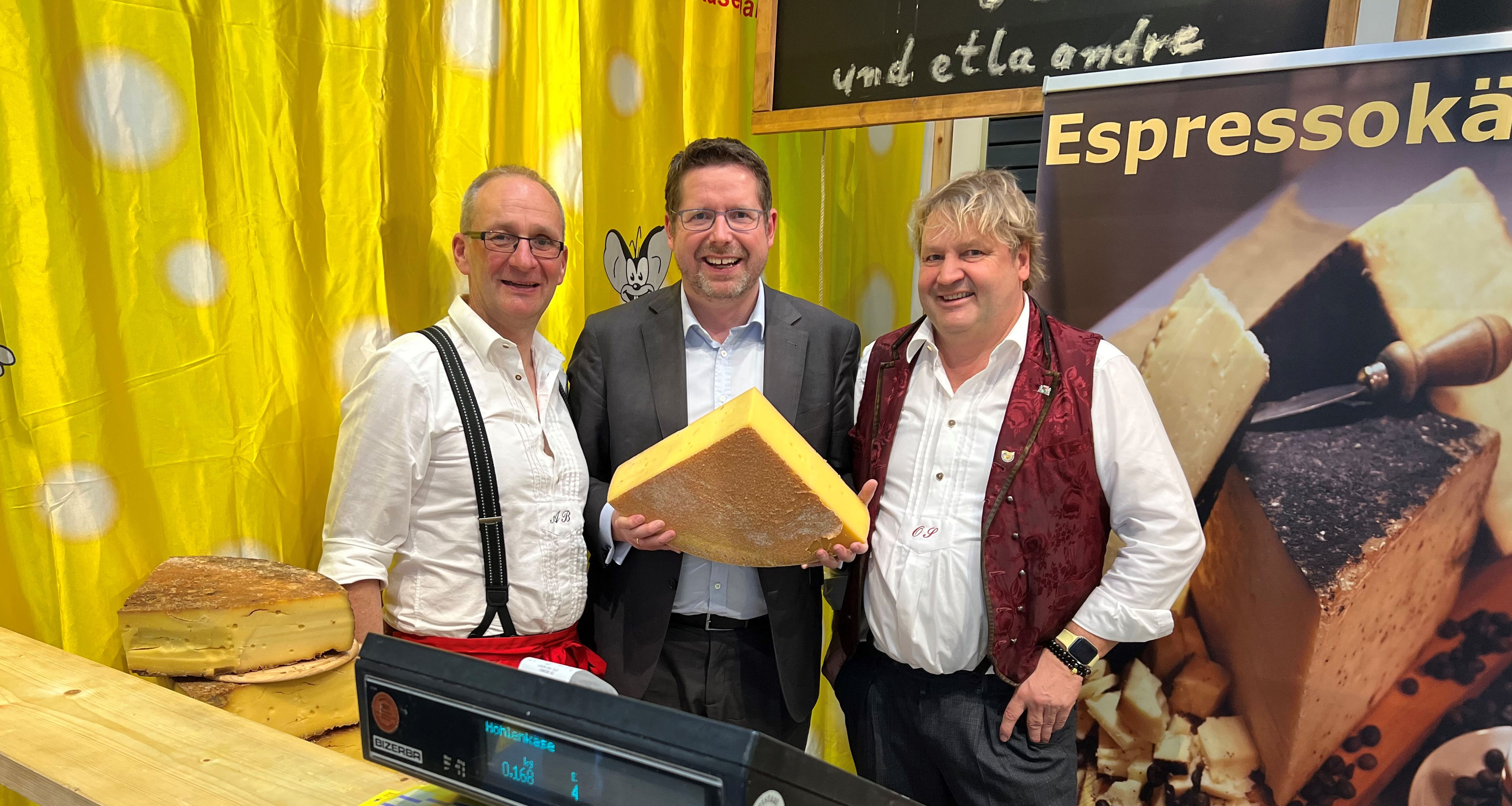 Mit Ostallgäuer Käse fangen die beiden Käsemeister Olli Stich (rechts) und Alfred Becker nicht etwa Mäuse, sondern begeistern Touristen für unsere Region. Davon konnte sich auch Stephan Stracke überzeugen.