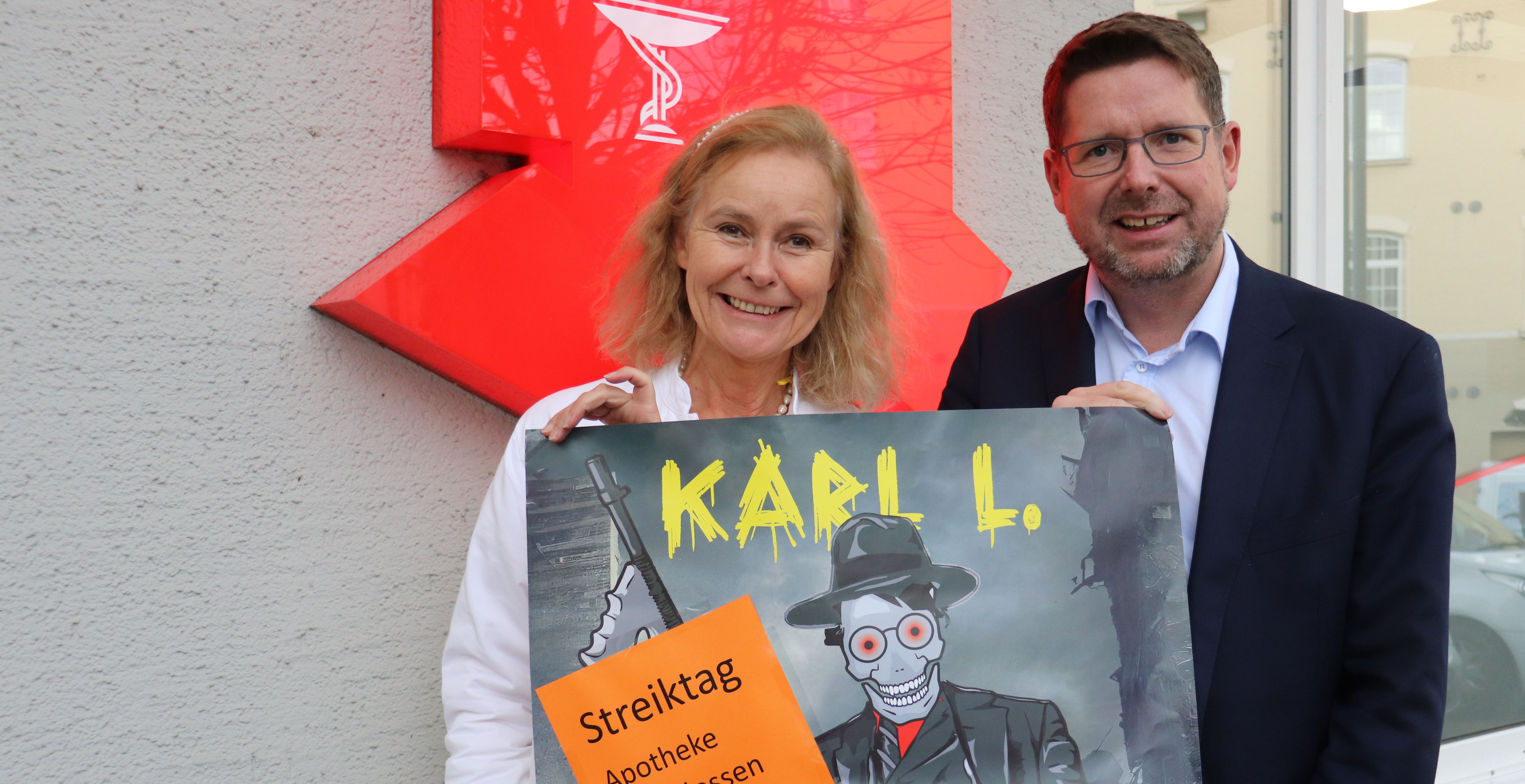 Stephan Stracke und Apothekerin Dr. Susanne Kunkel mit dem Plakat der Protestaktion vom 22. November 2023. 