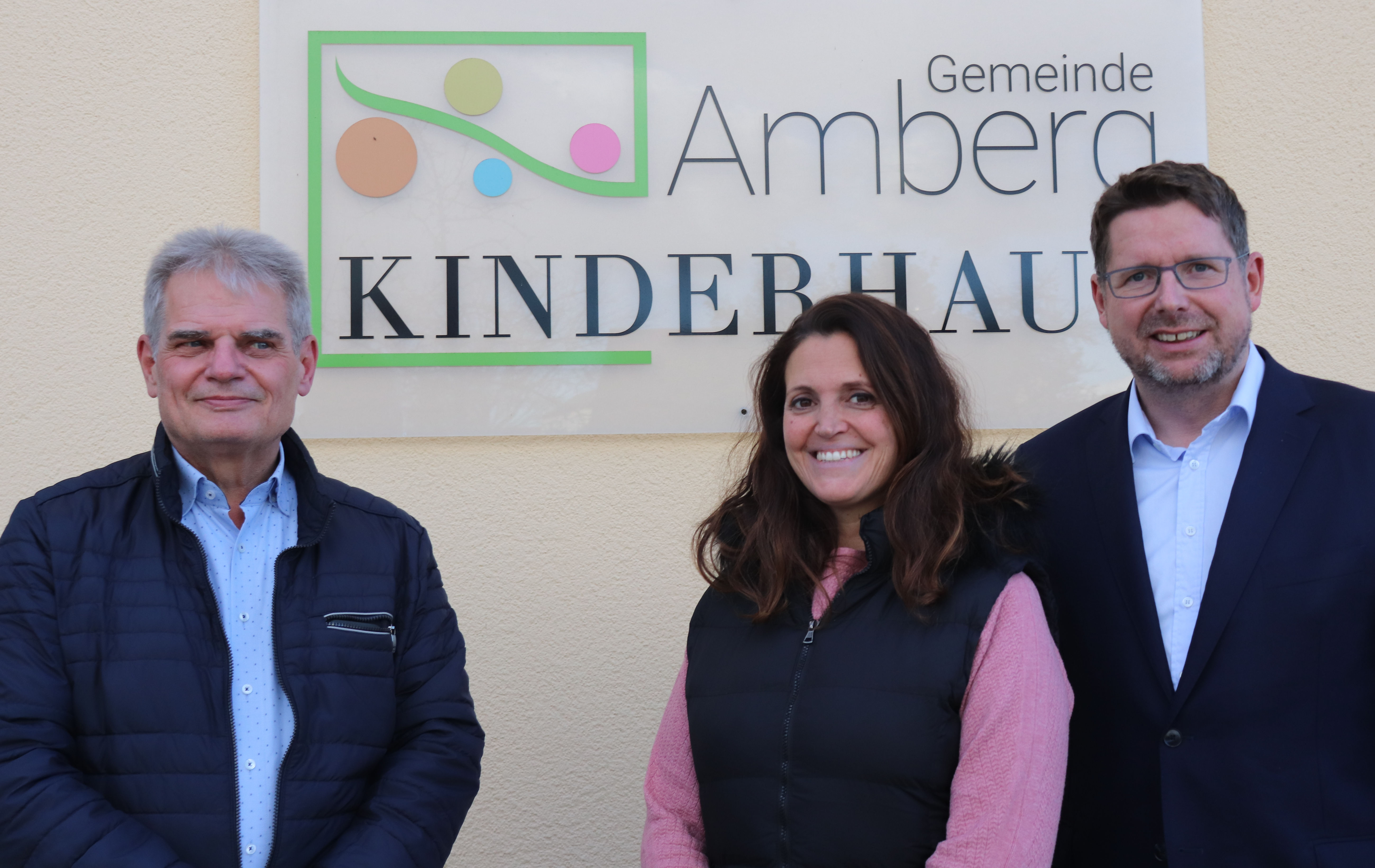 Bürgermeister Peter Kneipp und die Leiterin des Kinderhauses Amberg Martina Brem diskutierten mit Stephan Stracke über den Fachkräftemangel im Bereich der Kinderbetreuung. 