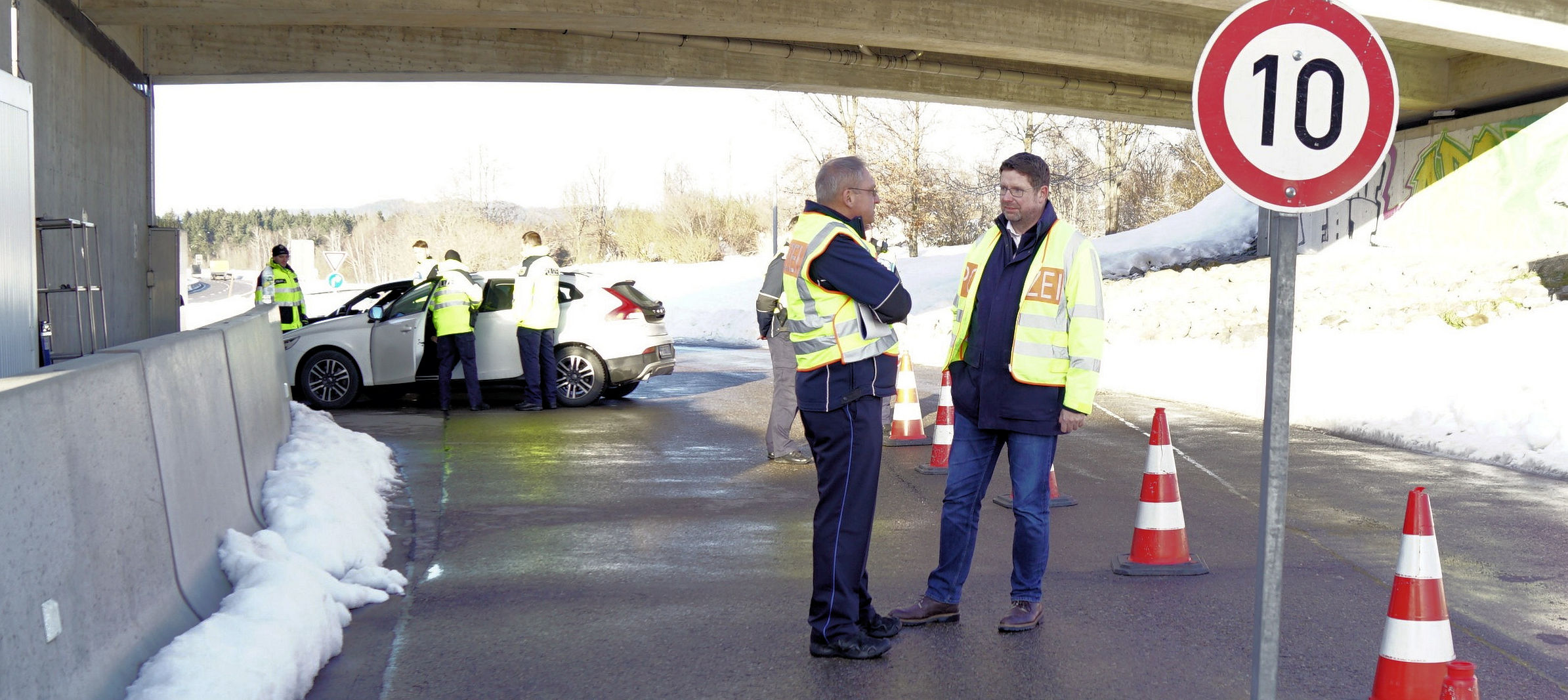 Stephan Stracke hatte sich bei Grenzkontrollen vor dem Tunnel Füssen ein Bild von der Arbeit der Bundespolizei verschafft.
