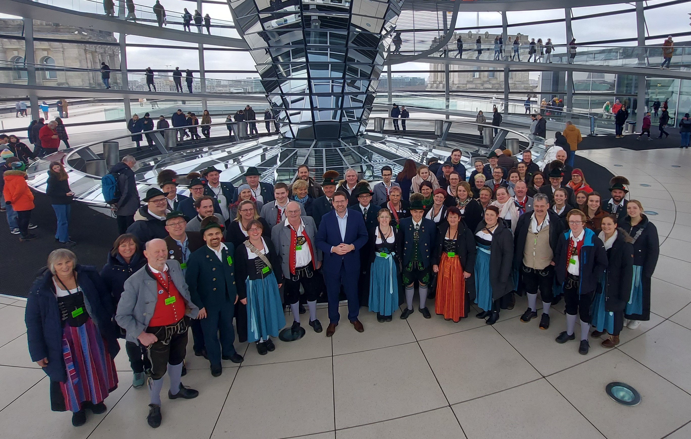 Besuch aus Hopferau im Deutschen Bundestag – Abgeordneter Stracke begrüßt Trachtenverein und Musikkapelle 