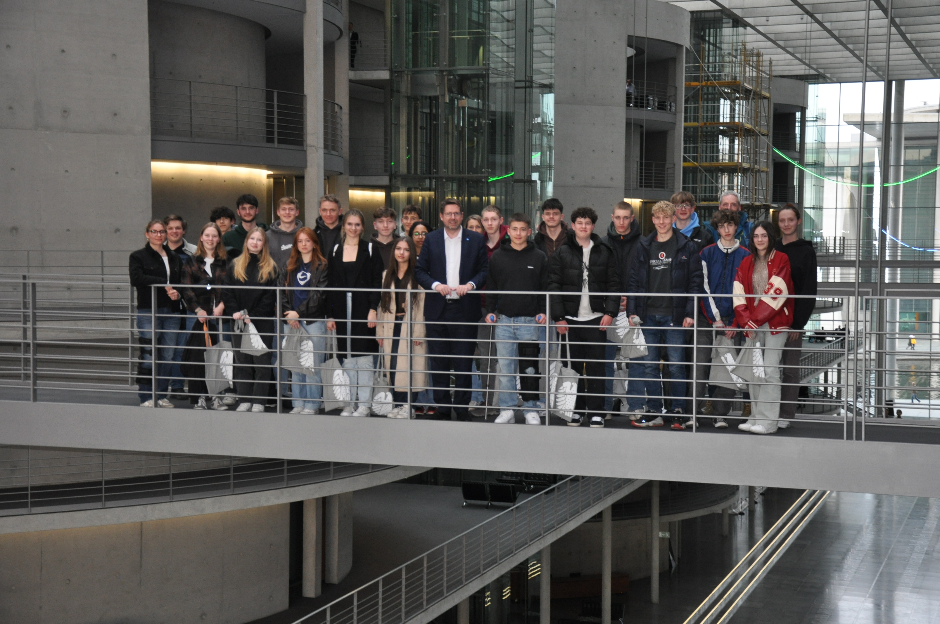 Schülerinnen und Schüler des Jakob-Brucker-Gymnasiums im Bundestag zu Gast bei Stephan Stracke 